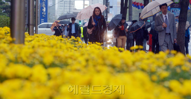 가을비가 내린 17일 오전 서울시청 인근에서 출근길 시민들이 발걸음을 서두르고 있다. 기상청은 이번 비가 그치면 기온이 뚝 떨어질 것으로 예보했다.<br />김명섭 기자 msiron@heraldcorp.com
가을비가 내린 17일 오전 서울시청 인근에서 출근길 시민들이 발걸음을 서두르고 있다. 기상청은 이번 비가 그치면 기온이 뚝 떨어질 것으로 예보했다.
김명섭 기자 msiron@heraldcorp.com