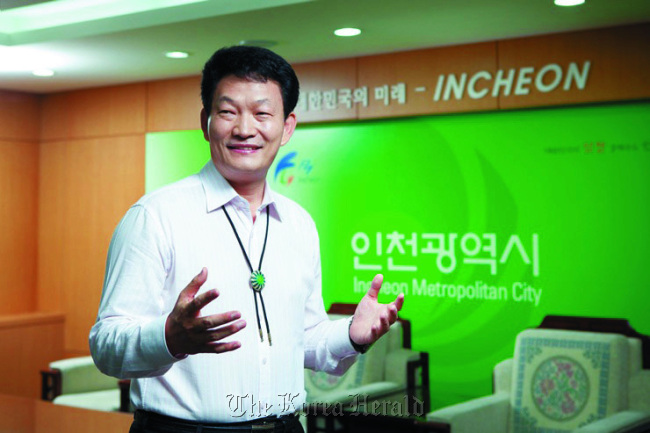 Incheon Mayor Song Young-gil in his office   Incheon Metropolitan City