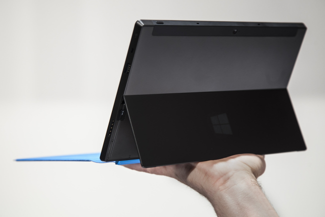 <YONHAP PHOTO-0075> FILE - In this June 18, 2012, file photo, Microsoft Corp.'s new Surface tablet computer is displayed at Hollywood's Milk Studios in Los Angeles. Microsoft's first tablet computer, the Surface, will start at $499 when it goes on sale Oct. 26. The price matches that of Apple Inc.'s iPad, the most popular tablet computer, but the base model of the Surface has twice as much storage memory: 32 gigabytes. The screen is also slightly larger. The signature hardware feature of the tablet, a cover (AP Photo/Damian Dovarganes, File)/2012-10-17 02:13:09/ <저작권자 ⓒ 1980-2012 ㈜연합뉴스. 무단 전재 재배포 금지.>
Microsoft Corp.’s new Surface tablet
AP-Yonhap News