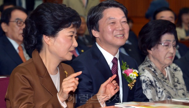 박근혜 새누리당 대선 후보와 안철수 후보가 17일 재단법인 김대중기념사업회 주최로 열리는 토론회에 참석하고 있다.<br />박 후보와 안 후보는  ‘김대중대통령의 국정철학과 대한민국의 미래’라는 주제로 국회 헌정기념관에서 열리는 토론회에 참석해 축사를 했다. 박현구 기자phko@heraldcorp.com 2012.10.17.