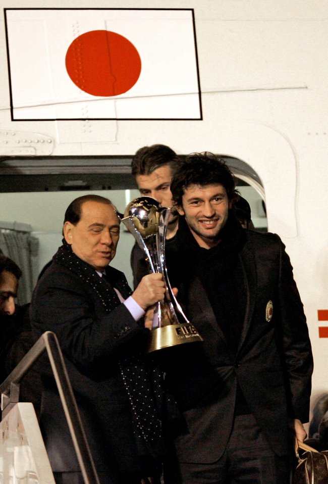 AC Milan’s defender Kakha Kaladze (right) of Georgia and AC Milan’s President Silvio Berlusconi (left) hold the FIFA Club World Cup soccer championship trophy in December 2007.   AP-Yonhap News