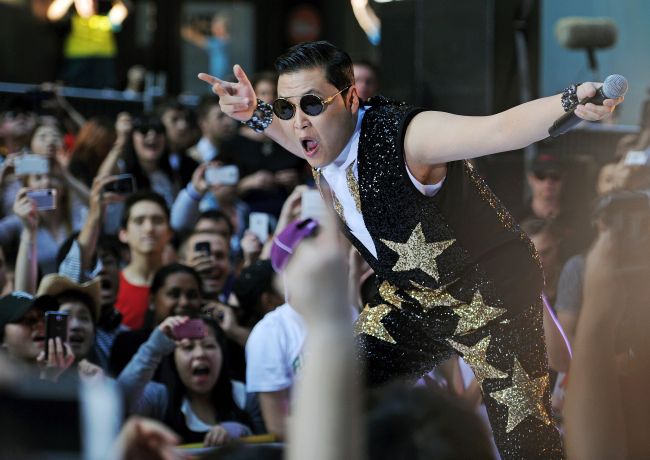 South Korean pop sensation Psy, whose real name is Park Jae-Sang, performs for fans at a promotional event by the “Sunrise” breakfast television show in central Sydney on Wednesday.   AFP-Yonhap News