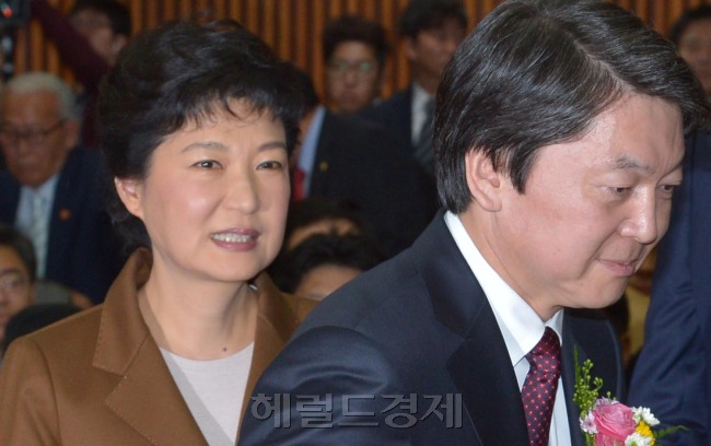 Presidential candidates Park Geun-hye (left) and Ahn Cheol-soo attend a forum hosted by the Kim Dae-jung Foundation in Seoul on Wednesday.
Park Hyun-koo/The Korea Herald
