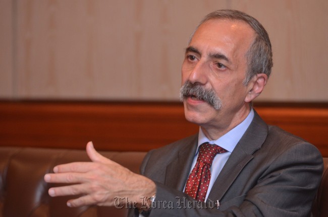 Professor Tulio Scovazzi of the University of Milan, speaks during an interview with The Korea Herald on Tuesday at the Grand Hilton Hotel in Seoul.   Lee Sang-sub/The Korea Herald
