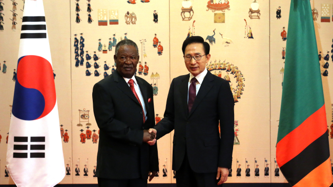 President Lee Myung-bak and Zambian President Michael Sata meet at Cheong Wa Dae on Wednesday.   Yonhap News