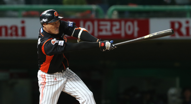 Lotte Giants’ Jo Sung-hwan gets a timely hit during the Game 2 of second round of the 2012 KBO playoffs. (Yonhap News)