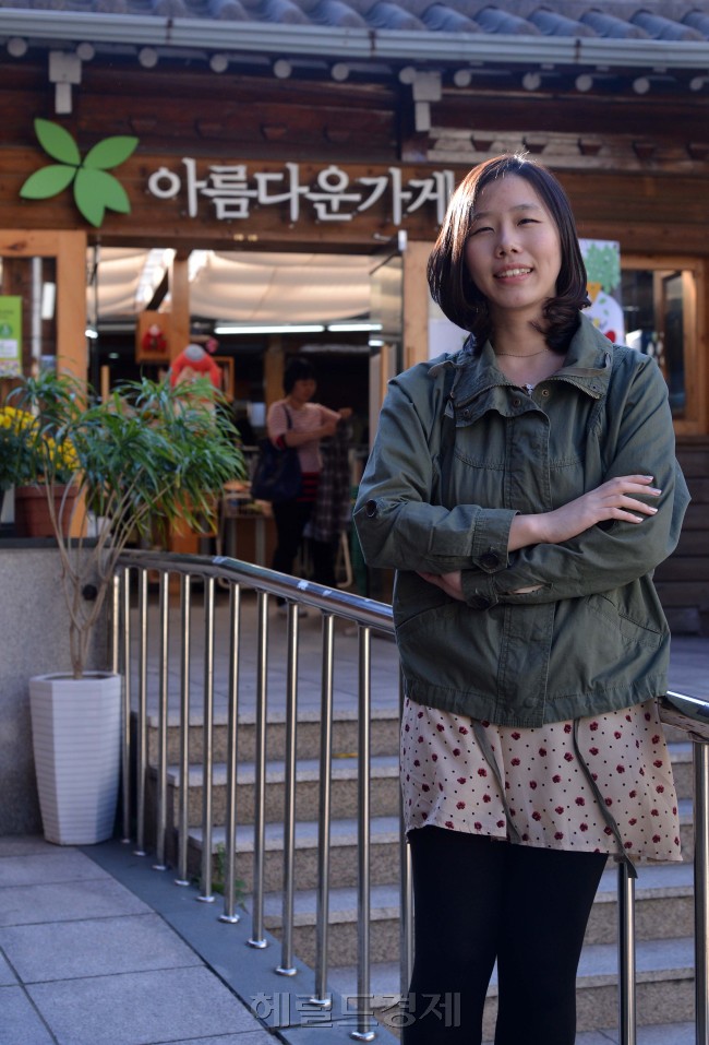 아름다운가게-김민경.<br />이상섭 기자. babtong@heraldcorp.com<br />2012.10.17
아름다운가게-김민경.
이상섭 기자. babtong@heraldcorp.com
2012.10.17