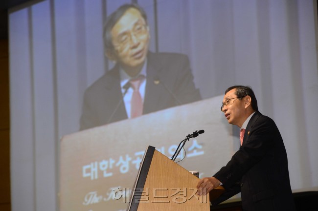 김동수 공정거래위원장이 18일 오전 대한상공회의소 국제회의장에서 열린 초청간담회에서 '시장경제와 향후 공정거래 정책 방향'을 주제로 발표하고 있다. 박해묵 기자/mook@heraldcorp.com
김동수 공정거래위원장이 18일 오전 대한상공회의소 국제회의장에서 열린 초청간담회에서 ‘시장경제와 향후 공정거래 정책 방향’을 주제로 발표하고 있다.  박해묵 기자/mook@heraldcorp.com