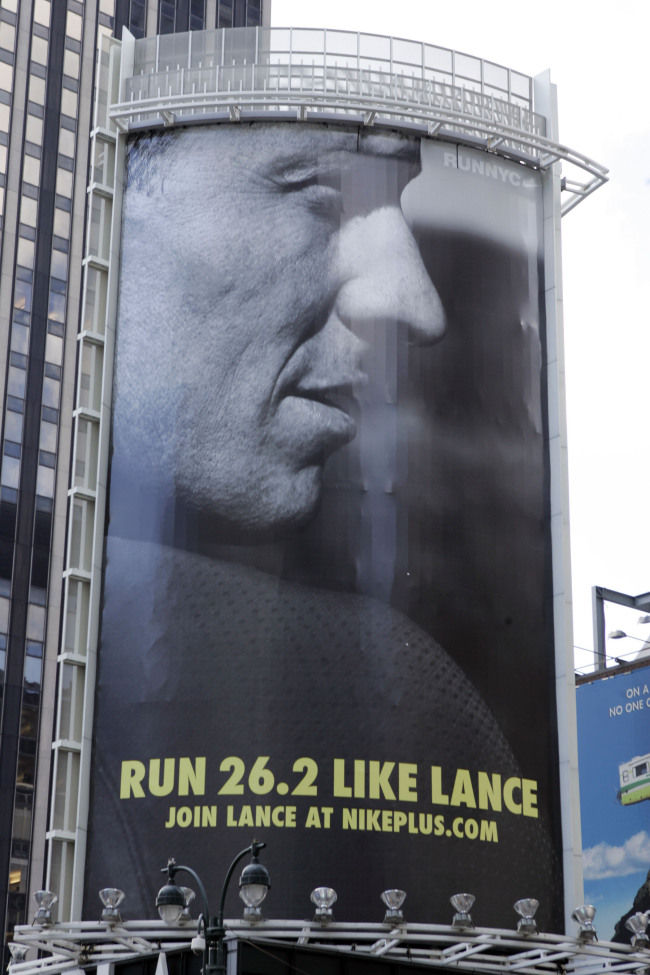 <YONHAP PHOTO-2372> FILE - In an 80-foot billboard at 34th Street and 7th Avenue in Manhattan, Lance Armstrong and Nike challenge New Yorkers to "Run Like Lance" in an Oct. 2, 2006 file photo. Nike said Wednesday, Oct. 17, 2012 that it is severing ties with Armstrong, citing insurmountable evidence that the cyclist participated in doping and misled the company for more than a decade. (PRNewsFoto/NIKE, Inc., File)/2012-10-17 22:13:38/ <저작권자 ⓒ 1980-2012 ㈜연합뉴스. 무단 전재 재배포 금지.>
A 2006 Nike advertisement featuring Lance Armstrong   File photo
