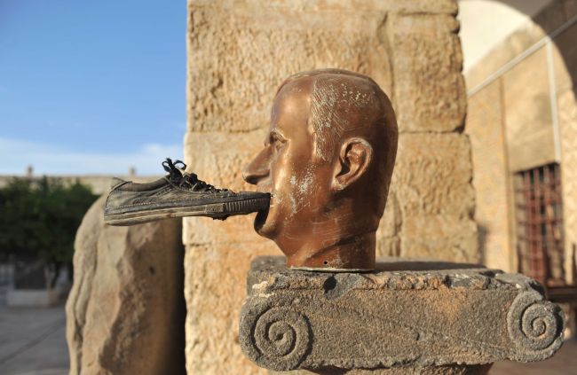 A shoe is seen glued to a statue of late Syrian President Hafez al-Assad at the museum of Maaret al-Numan in the northwestern Idlib province, an area under the control of rebel fighters, Wednesday.   AFP-Yonhap News