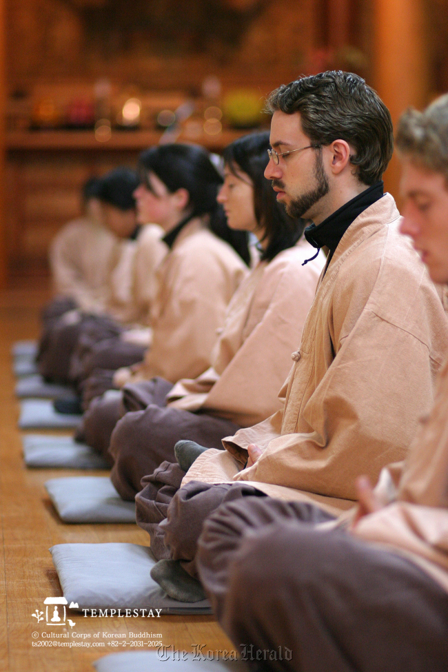 Templestay participants meditate.   Courtesy of Cultural Corps of Korean Buddhism