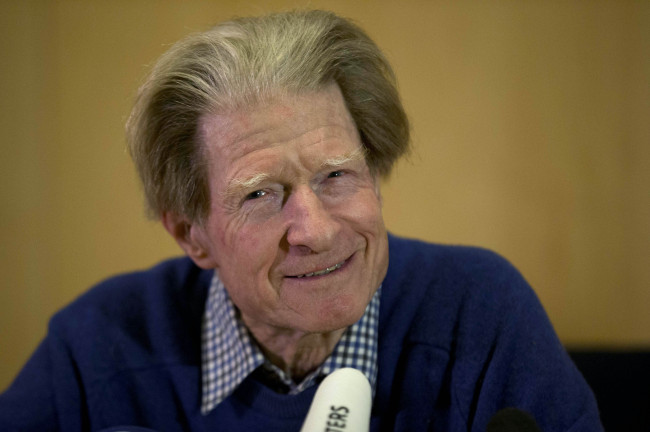 <YONHAP PHOTO-2126> British scientist John Gurdon speaks during a news conference in London, Monday, Oct. 8, 2012. Gurdon and a Japanese scientist, Shinya Yamanaka, won the Nobel Prize in physiology or medicine on Monday for discovering that ordinary cells of the body can be reprogrammed into stem cells, which then can turn into any kind of tissue ? a discovery that may led to new treatments. (AP Photo/Matt Dunham)/2012-10-08 22:46:40/ <저작권자 ⓒ 1980-2012 ㈜연합뉴스. 무단 전재 재배포 금지.>
John Gurdon