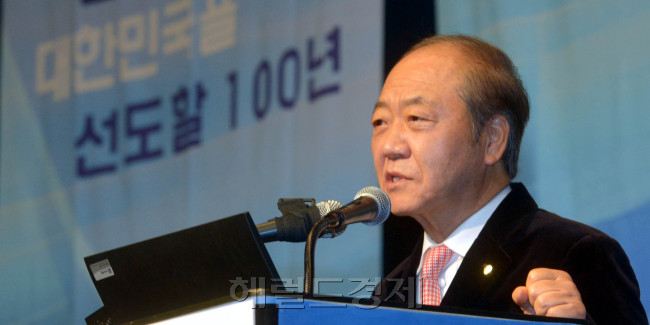 조병태 소네트회장이 19일 오전 서울 하얏트호텔에서 열린 한국능률협회 주최 최고경영자조찬회에 참석해 '경제 한류를 향한 끝없는 도전, 대한민국 CEO, 세계를 경영하다'란 주제로 강연을 하고 있다.<br />김명섭 기자 msiron@heraldcorp.com
조병태 소네트회장이 19일 오전 서울 하얏트호텔에서 열린 한국능률협회 주최 최고경영자조찬회에 참석해 '경제 한류를 향한 끝없는 도전, 대한민국 CEO, 세계를 경영하다'란 주제로 강연을 하고 있다.
김명섭 기자 msiron@heraldcorp.com