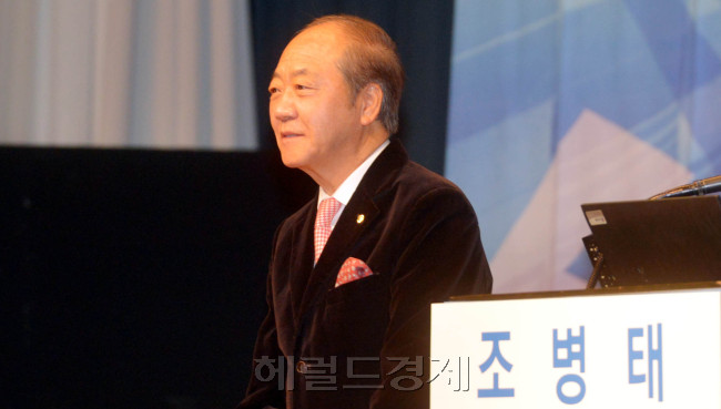 조병태 소네트회장이 19일 오전 서울 하얏트호텔에서 열린 한국능률협회 주최 최고경영자조찬회에 참석해 단상으로 오르고 있다.<br />김명섭 기자 msiron@heraldcorp.com
조병태 소네트회장이 19일 오전 서울 하얏트호텔에서 열린 한국능률협회 주최 최고경영자조찬회에 참석해 단상으로 오르고 있다.
김명섭 기자 msiron@heraldcorp.com