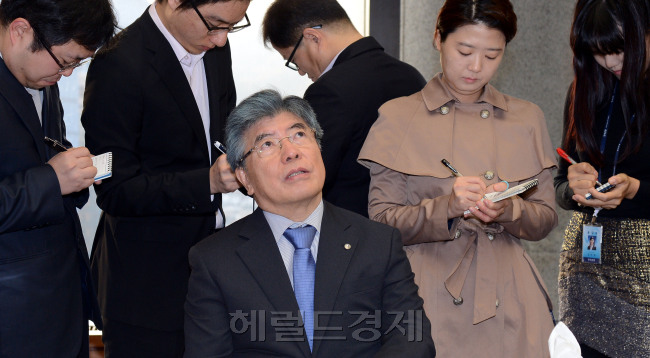19일 오전 서울 남대문로 한국은행에서 시중은행장들이 모인 가운데 김중수 총재 주재로 금융협의회가 열리고 있다. 김중수 총재가 모두발언 중 생각에 잠겨 있다/ 안훈기자 rosedale@ 2012.10.19