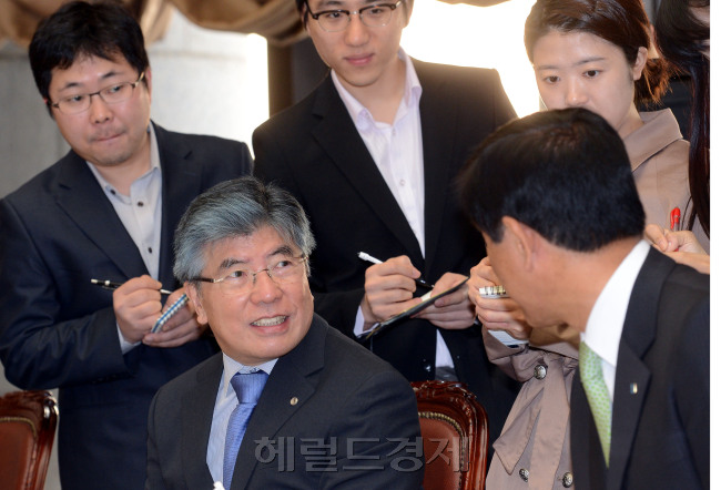 19일 오전 서울 남대문로 한국은행에서 시중은행장들이 모인 가운데 김중수 총재 주재로 금융협의회가 열리고 있다./ 안훈기자 rosedale@ 2012.10.19
19일 오전 서울 남대문로 한국은행에서 시중은행장들이 모인 가운데 김중수 총재 주재로 금융협의회가 열리고 있다./ 안훈기자 rosedale@ 2012.10.19