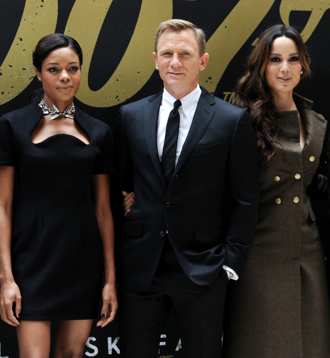 Cast members Naomie Harris (left), Daniel Craig and Berenice Marlohe pose together during a photo call for the new James Bond film “Skyfall” at the Crosby Street Hotel on Monday in New York.   AP-Yonhap News