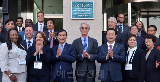 19일 오전 서울시 중구 서소문동 재능빌딩에서 박원순 서울시장겸 기후변화세계시장협의회의장및 전세계 회원들이 참석한 가운데 자치단체국제환경협의회(ICLEI)동아시아본부 현판제막식을 가졌다.<br />이상섭 기자. babtong@heraldcorp.com<br />2012.10.19
19일 오전 서울시 중구 서소문동 재능빌딩에서 박원순 서울시장겸 기후변화세계시장협의회의장및 전세계 회원들이 참석한 가운데 자치단체국제환경협의회(ICLEI)동아시아본부 현판제막식을 가졌다.
이상섭 기자. babtong@heraldcorp.com
2012.10.19
