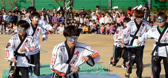 19일 오전 서울 강서구 방화동 송화초등학교에서 '2012학년도 세계문화체험의날' 축제가 열리는 가운데 학생들이 세계각국의 무술을 접목시켜 시범을 보이고 있다../ 안훈기자 rosedale@ 2012.10.19
19일 오전 서울 강서구 방화동 송화초등학교에서 '2012학년도 세계문화체험의날' 축제가 열리는 가운데 학생들이 세계각국의 무술을 접목시켜 시범을 보이고 있다../ 안훈기자 rosedale@ 2012.10.19