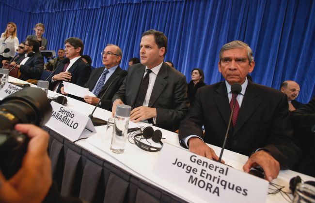 Colombian Gen. Jorge Enriques Mora (right) and peace negotiator Sergio Jaramillo attend a press conference in Hurdal, Norway, Thursday.   AP-Yonhap News