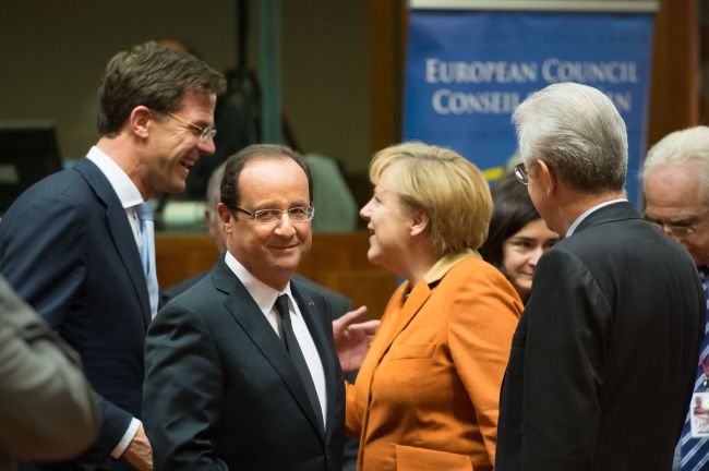 German Chancellor Angela Merkel (center) speaks with Dutch Prime Minister Mark Rutte (left) as French President Francois Hollande looks on prior to the start of an EU summit in Brussels on Thursday.   AFP-Yonhap News