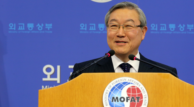 김성환(외교통상부장관)
Foreign Minister Kim Sung-hwan addresses a news conference Friday.
Yonhap News
