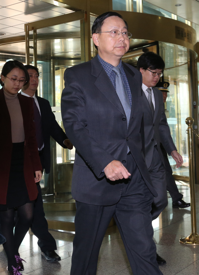 장신썬(주한중국대사관)
<YONHAP PHOTO-1120> 중국 입장 전달한 주한 중국대사 (서울=연합뉴스) 안정원 기자 = 장신썬 주한 중국대사가 해경의 불법조업 단속 중 벌어진 중국인 선원 사망 사건에 대한 중국측의 입장을 전달하기 위해 19일 서울 도렴동 외교통상부를 방문하고 있다. 2012.10.19 jeong@yna.co.kr/2012-10-19 12:58:22/ <저작권자 ⓒ 1980-2012 ㈜연합뉴스. 무단 전재 재배포 금지.>
Chinese Ambassador to Seoul Zhang Xinsen leaves the Foreign Ministry after talks with Vice Foreign Minister Ahn Ho-young Friday.
Yonhap News