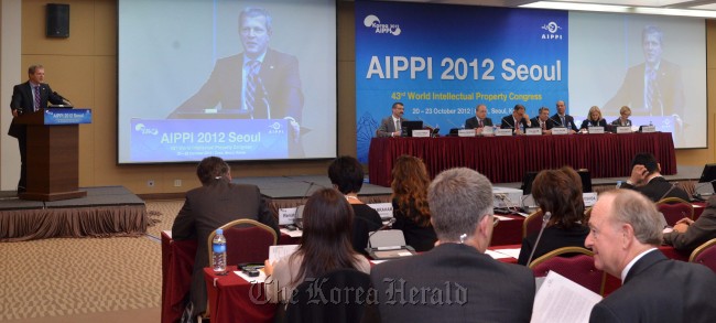 19일 오후 코엑스E5,6관에서 2012 AIPPI 서울 총회가 열렸다.<br />이상섭 기자. babtong@heraldcorp.com 2012.10.19
A meeting of the Council of Presidents is under way at COEX in Seoul on Friday.     Lee Sang-sub/The Korea HeraldI
