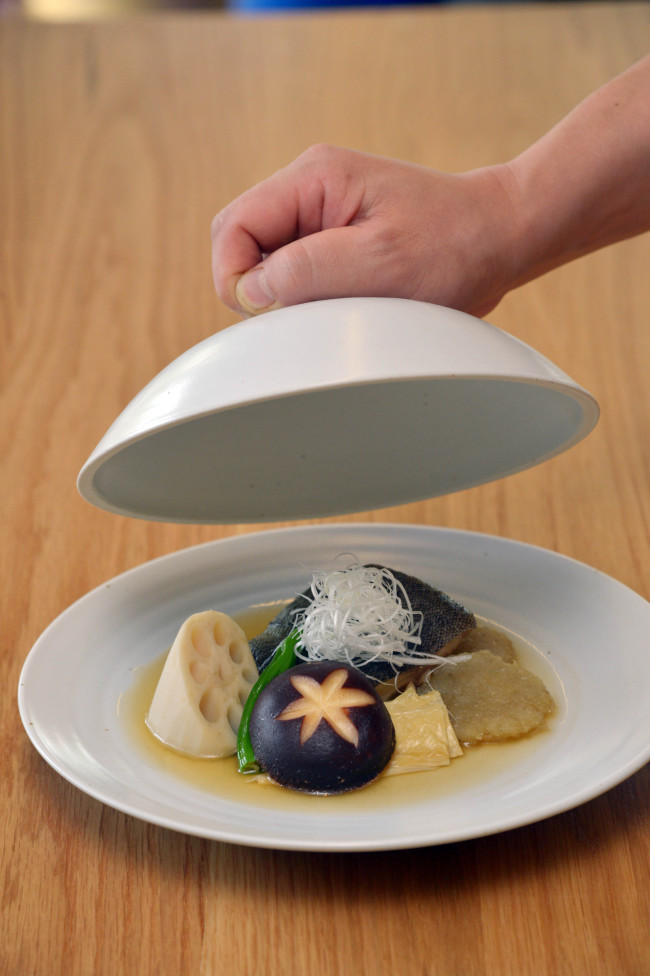 The “Pinetree Aroma in Black Cod” marries the fire of KwangJuYo’s premium Hwayo soju with the fragrance of pine needles to create an umami-rich sauce that complements the buttery fish. Potato rice cakes, crunchy lotus root and chewy bean curd skins add a fun, textural element to the dish.(Kim Myung-sub/The Korea Herald)