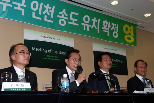 President Lee Myung-bak speaks at a news conference held on Saturday as Korea was selected to host the secretariat of the U.N. Green Climate Fund in Songdo, Incheon.  (Yonhap News)