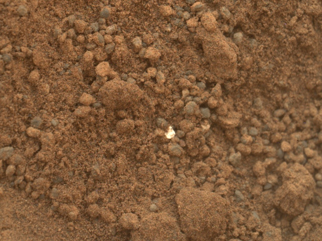 This handout photo provided by NASA/JPL-Caltech/MSSS, taken Oct. 15, 2012, shows part of the small pit or bite created when NASA's Mars rover Curiosity collected its second scoop of Martian soil at a sandy patch called "Rocknest." (AP-Yonhap News)