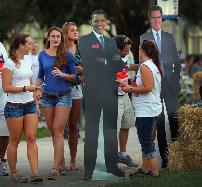 People look at cardboard cutouts of U.S. President Barack Obama and Republican presidential candidate Mitt Romney at Lynn University as the campus prepares for the final presidential debate in Boca Raton, Florida, Saturday.   AFP-Yonhap News