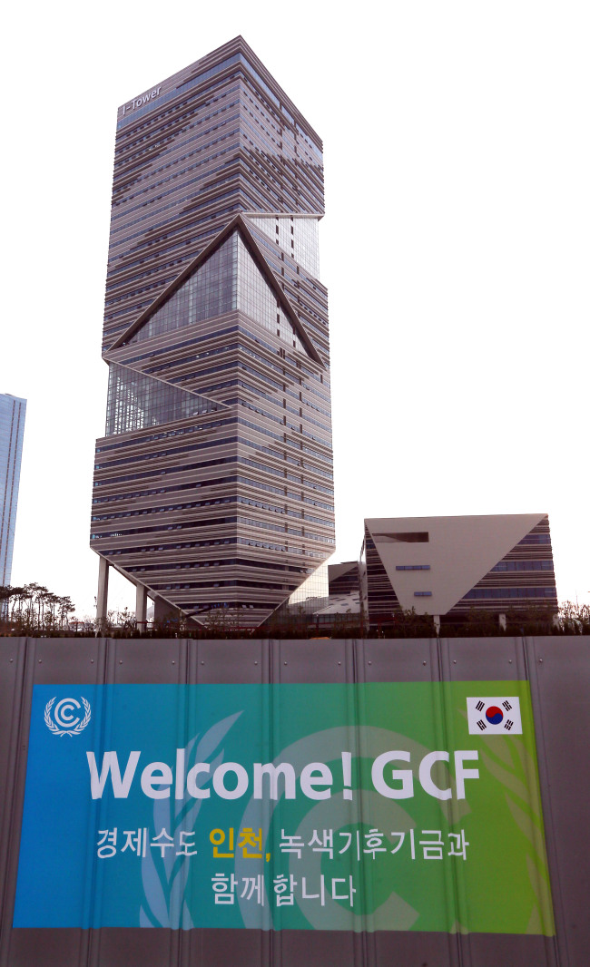 <YONHAP PHOTO-0935> 'GCF, 환영합니다' (인천=연합뉴스) 윤태현 기자 = 녹색기후기금(GCF) 사무국 인천 송도 유치를 확정한 20일 오후 인천시 연수구 송도 아이타워 주변 녹색기후기금(GCF) 사무국 유치를 환영하는 문구가 새겨져 있다. 2012.10.20 tomatoyoon@yna.co.kr/2012-10-20 18:38:44/ <저작권자 ⓒ 1980-2012 ㈜연합뉴스. 무단 전재 재배포 금지.>
A congratulatory message is put up on a wall around I-Tower in Songdo, Incheon City, after the city won a bid to open the headquarters of the United Nation Green Climate Fund. The UNGCF will be housed in I-Tower.   Yonhap News