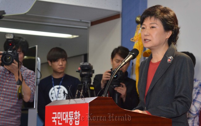 21일 오후 새누리당 당사에서 박근혜 새누리당 대선후보가 정수장학회에 대해 입장발표를 하고 있다.<br />이상섭 기자. babtong@heraldcorp.com 2012.10.21