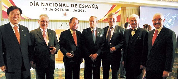 Spanish Ambassador Luis Arias Romero (center) poses for a photo during a reception celebrating Spain’s National
Day at Lotte Hotel, Oct. 12. From left are Park Chul, president of Hankuk University of Foreign Studies; Guatemalan
Ambassador to Korea Rafael Antonia Salazar Galvez; Costa Rican Ambassador Manuel Lopez Trigo; Romero;
Colombian Ambassador to Korea Jaime Alberto Cabal Sanclemente; Polish Ambassador to Korea Krzysztof Majka; and Paraguayan Ambassador to Korea Ceferino Valdez (Philip Iglauer/The Korea Herald)