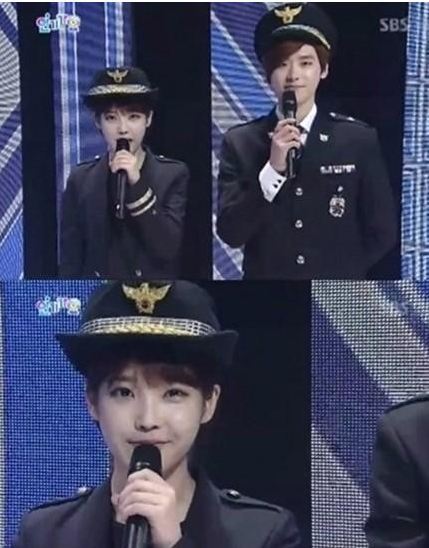아이유(이지은/가수)
아이유가 생방송 무대에 돌연 경찰 제복을 입고 등장해 눈길을 끌었다. 21일 오후 방송된 SBS ‘인기가요’에서는 아이유와 이종석 두 MC가 ‘경찰의 날’을 ...도 특유의 깜찍함을 잃지 않아 감탄을 자아냈다. 아이유의 경찰 제복을 접한 누리꾼들은 “아이유는 칙칙한 제복을 입어도 빛이 난다”, “아이유 경찰제복 본 삼촌들 쓰러지겠다”