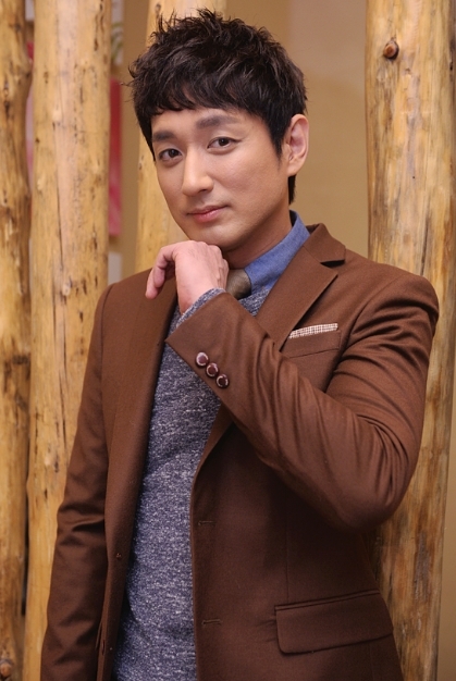 이재황(배우)
SBS 일일드라마 ‘아내의 유혹’ 팀이 아침드라마 ‘너라서 좋아’로 다시 한 번 의기투합했다. ‘아내의 유혹’은 시청자들에게 ‘막장 드라마’라...8년 후 30대에 다시 만나 서로 질투하고 부러워하고 경쟁하는 드라마로 배우 윤해영, 이재황, 윤지민, 박혁권, 라미란 등 실력파 연기자들이 열연을 선보이고 있다.