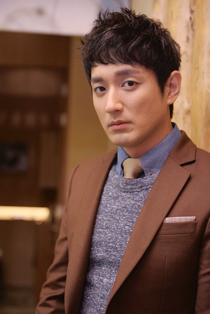 이재황(배우)
SBS 일일드라마 ‘아내의 유혹’ 팀이 아침드라마 ‘너라서 좋아’로 다시 한 번 의기투합했다. ‘아내의 유혹’은 시청자들에게 ‘막장 드라마’라...8년 후 30대에 다시 만나 서로 질투하고 부러워하고 경쟁하는 드라마로 배우 윤해영, 이재황, 윤지민, 박혁권, 라미란 등 실력파 연기자들이 열연을 선보이고 있다.