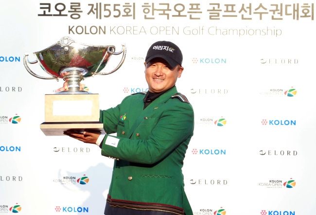 김대섭(골프선수)
김대섭은 21일 천안 우정힐스에서 막을 내린 코오롱 제55회 한국오픈골프대회 최종라운드에서 2타를 줄여 최종합계 5언더파 279타로 우승컵을 품에 안았다.