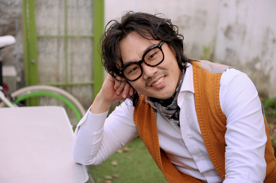 김인권(배우)
영화 ‘용의자X’, ‘늑대소년’에 등장하는 남자 주인공은 우리가 익히 잘 알고 인정하는 ‘꽃미남 배우’ 소지섭, 송중기다. 여기에 선전포고를 한 남자가 있으니, 바로 ‘강철대오:구국의 철가방’(감독 육상효, 이하 강철대오)의 주인공 배우 김인권이다.
