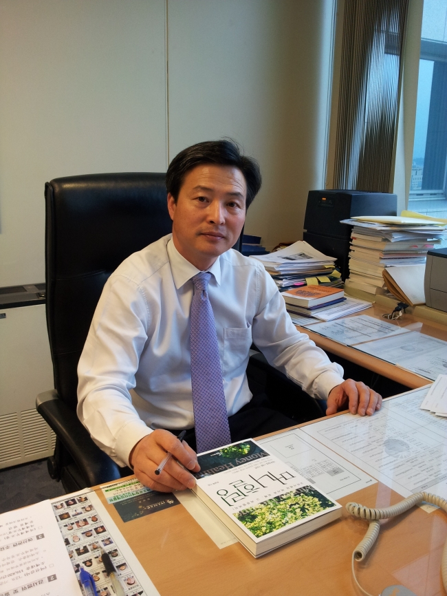 조성목(금융인/금융감독원)
서민들 제도 잘 몰라 큰 고통 법원에 개인회생 빨리 신청을 “사채로 고통받고 있다면 하루빨리 법원에 개인회생을 신청해야 합니다. 개인회생은 서민의 ‘희망’입니다.” ‘금융 검찰’ 금융감독원에서 10여년간 서민금융을 담당해 온 간부급 직원이 사채에 대응하는 방법을 소개한 책을 펴내 화제를 모으고 있다.
