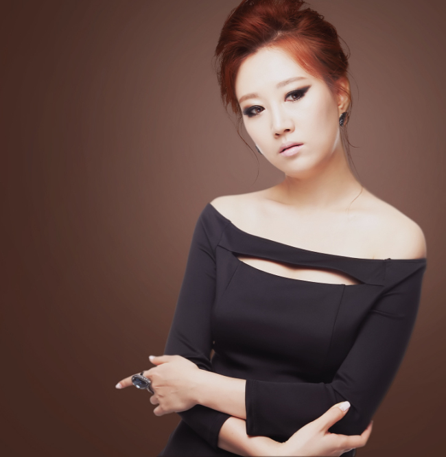 장윤정(가수)
‘트로트 퀸’ 장윤정이 데뷔 10주년을 맞아 퓨전 트로트곡 ‘왔구나 왔어’로 우리 곁에 돌아왔다. 이번 10주년 기념앨범은 신곡 8곡과 장윤정이 재해석해 부른 리메이크 5곡을 포함해 총 13곡을 정성스럽게 담아낸 정규앨범이다.