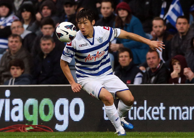 박지성(축구선수/퀸즈 파크 레인저스FC/MF)
QPR’s Park Ji-sung controls the ball on Sunday.   Penta-Yonhap News