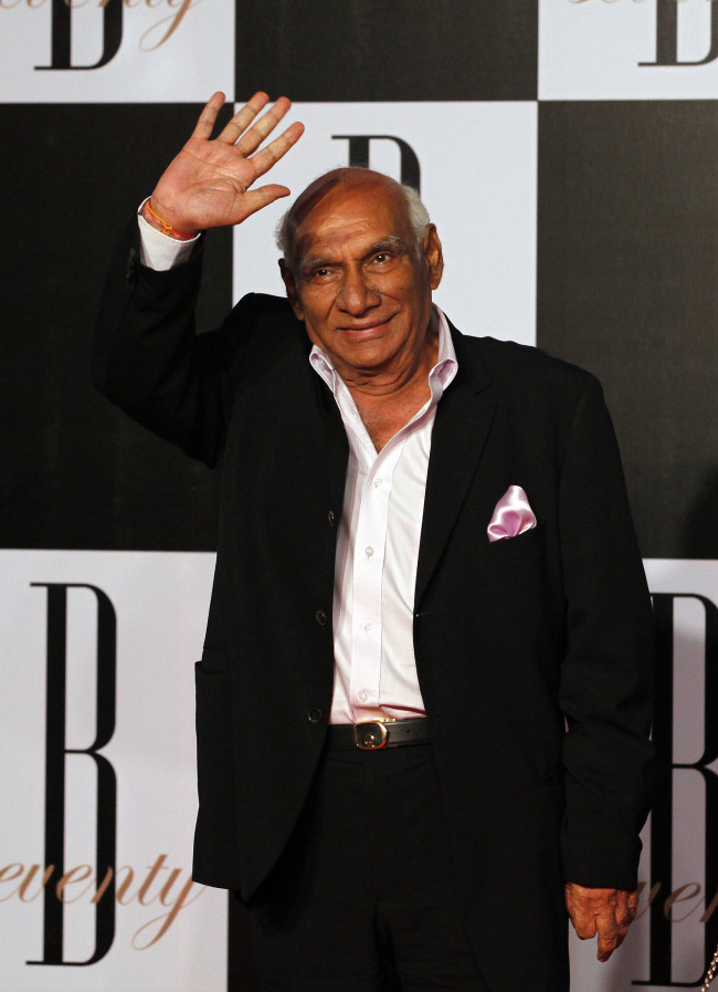 <YONHAP PHOTO-0021> In this photo taken Oct. 10, 2012, Bollywood producer and director Yash Chopra arrives for a party on the eve of Bollywood actor Amitabh Bachchan's 70th birthday in Mumbai, India. Bollywood movie mogul Yash Chopra died Sunday, Oct. 21, 2012 in Mumbai more than a week after he contracted dengue fever, a doctor said. He was 80. (AP Photo/ Rajanish Kakade)/2012-10-22 01:14:26/ <저작권자 ⓒ 1980-2012 ㈜연합뉴스. 무단 전재 재배포 금지.>
Yash Chopra