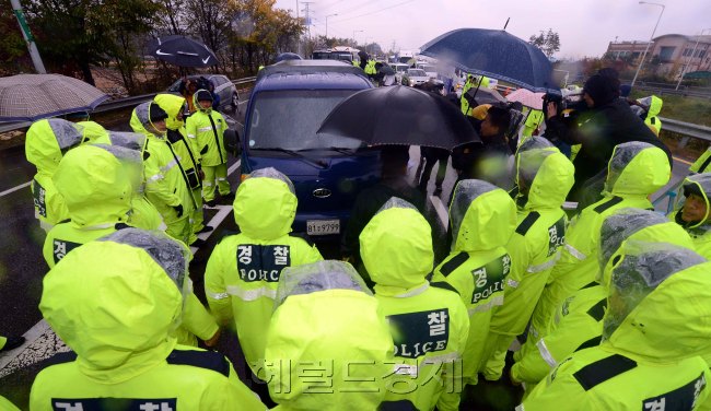 Police block vehicles carrying anti-North Korea civic activists on a road leading to the Imjin Pavilion Monday.   Ahn Hoon/The Korea Herald