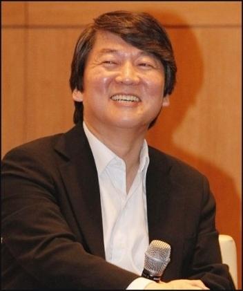 안철수(기업인/교수)
안철수 무소속 대선 후보가 과거 강의에서 “국내 대기업은 아이폰 같은 제품을 만들기 힘들다”고 했던 발언이 뒤늦게 화제가 되며 누리꾼 사이에서 논란이 일고 있다.
지난 20일 한 커뮤니티 사이트에는 안철수 대선후보가 과거 서울대 융합과학기술대학원 원장으로 재직하던 시절 특강을 한 영상이 올라왔다. 화제가 되고 있는 영상은 2010년 6월 18일 ‘차정인 기자의 뉴스풀이’를 통해 방영된 안철수 후보의 3부작 특강 가운데 ‘1부-스마트폰의 교훈’ 편이다.