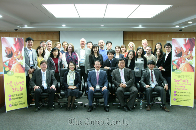 Participants, including Min Byoung-chul (center, front row) of Konkuk University, pose during the annual KOTESOL conference at Sookmyung Women’s University on Saturday.   KOTESOL