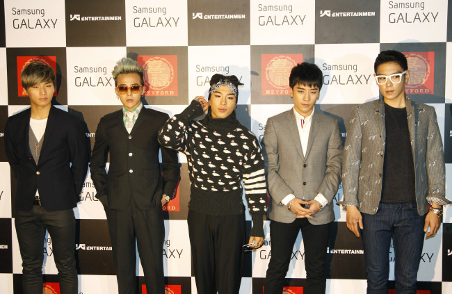 빅뱅(가수/남자그룹)
Korean boy band Big Bang, (from left to right) Daesung, G-Dragon, Taeyang, Seungri and T.O.P., pose for a photo call before a media event announcing their “Alive Tour” concert in Taipei, Taiwan, on Friday.    AP-Yonhap News