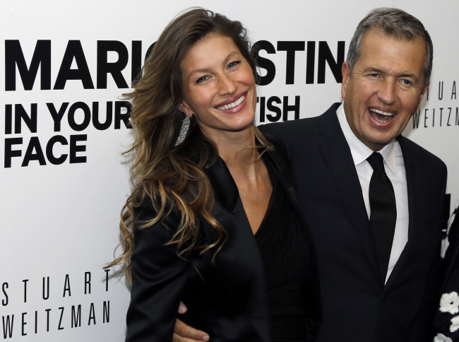 지젤 번천(좌/Gisele Bundchen/모델),마리오 테스티노(Mario Testino/사진작가)
Supermodel Gisele Bundchen poses with photographer Mario Testino prior to an evening reception at the Museum of Fine Arts in Boston, last Wednesday, for the U.S. exhibitions of Testino’s photographs “In Your Face” and “British Royal Portraits.”   AP-Yonhap News