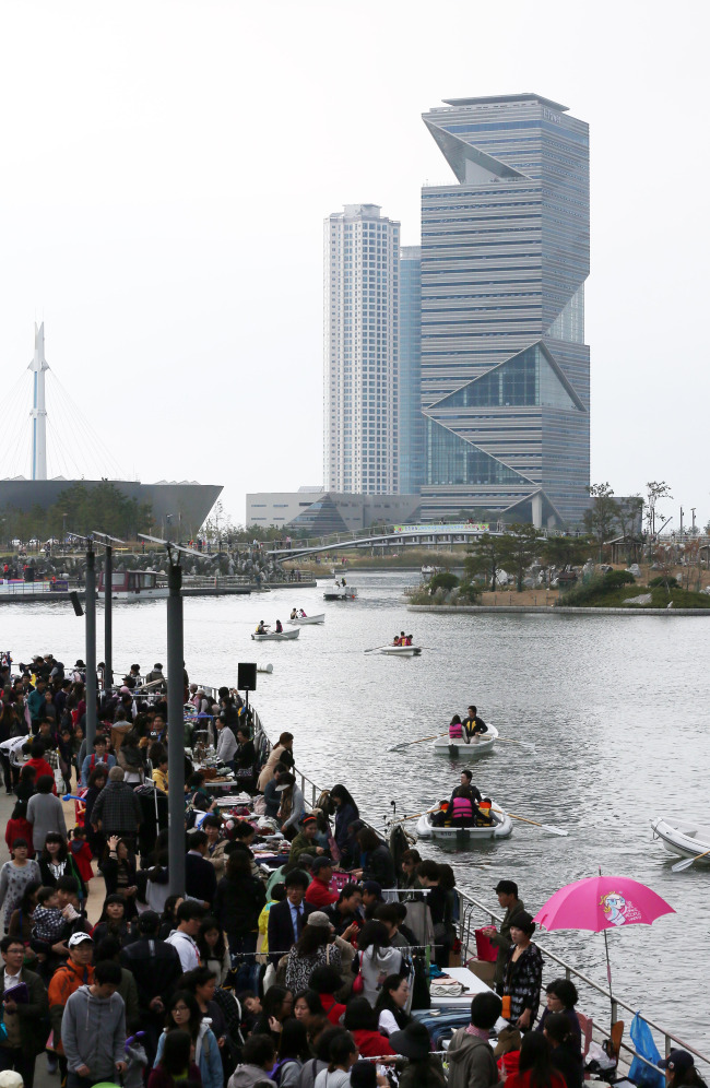 The Central Park in Incheon, near Songdo I-Tower, where the secretariat of the Green Climate Fund will be located   Yonhap News